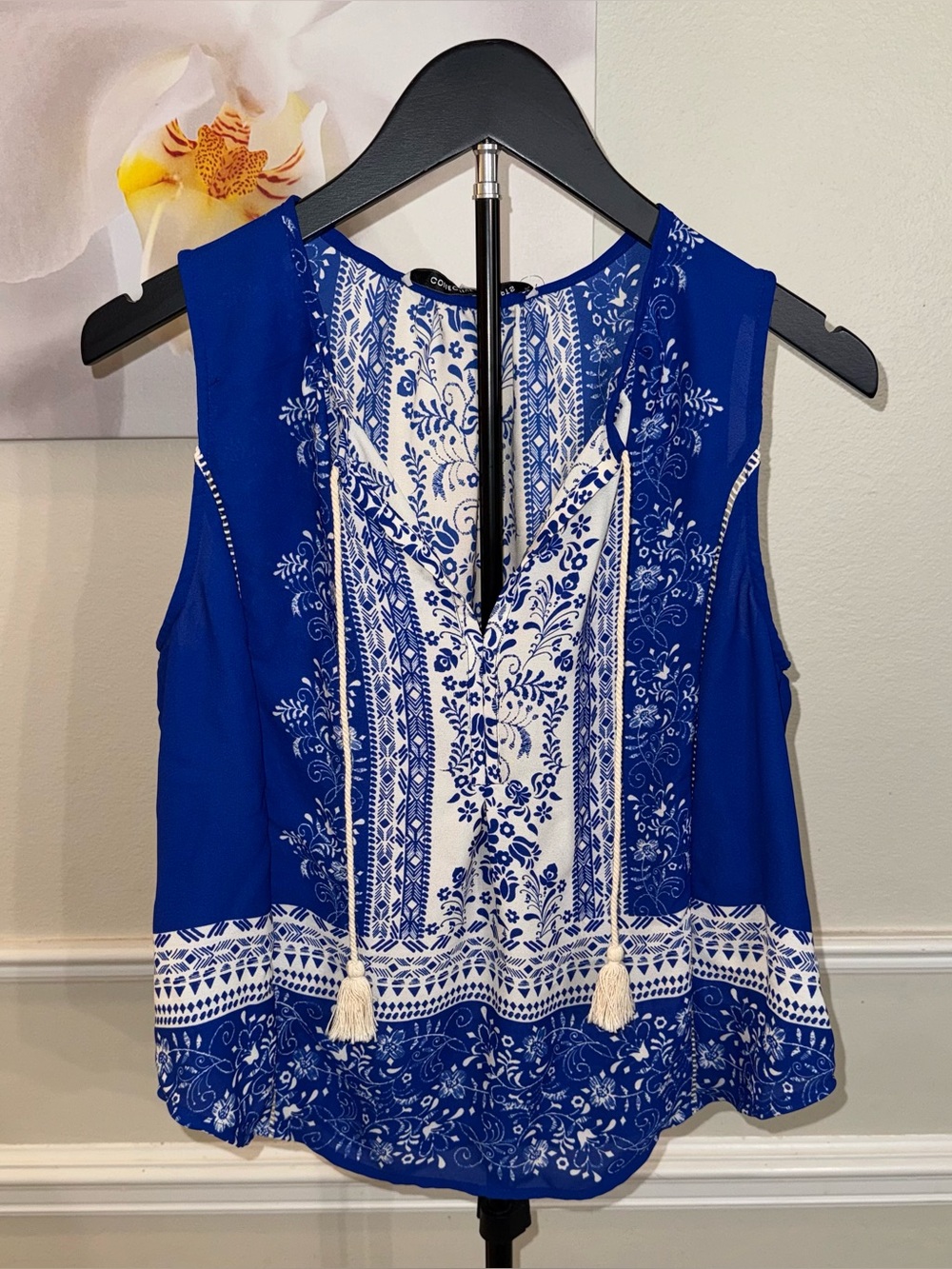 Collective Concepts Royal Blue & White Sleeveless Tie Front Floral Print Top! 💙